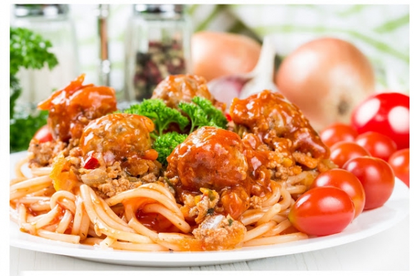 PULPECIKI  W SOSIE POMIDOROWYM -  z makaronem spaghetti