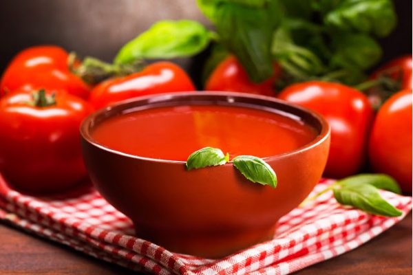Zupa pomidorowa z burakami i canapes z sera koziego