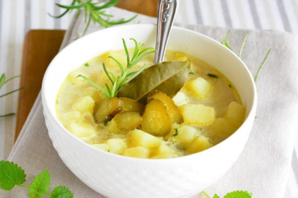 ZUPA ZIEMNIACZANA: tradycyjna zupa ziemniaczana z kiszonymi ogórkami, na rosole
