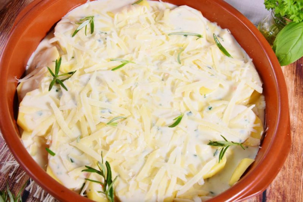Ziemniaki zapiekane z czosnkiem i serem: parmezanem i mozzarellą
