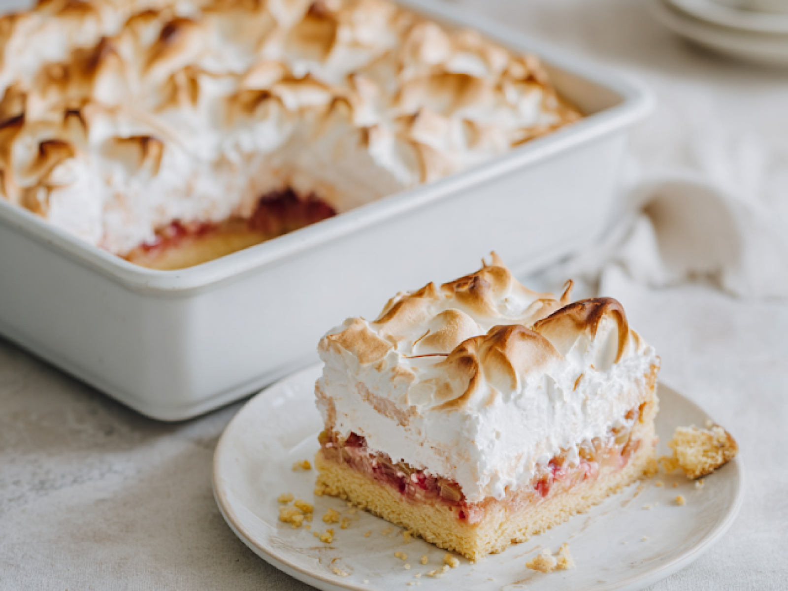 Kruche ciasto z rabarbarem, konfiturą truskawkową i bezą