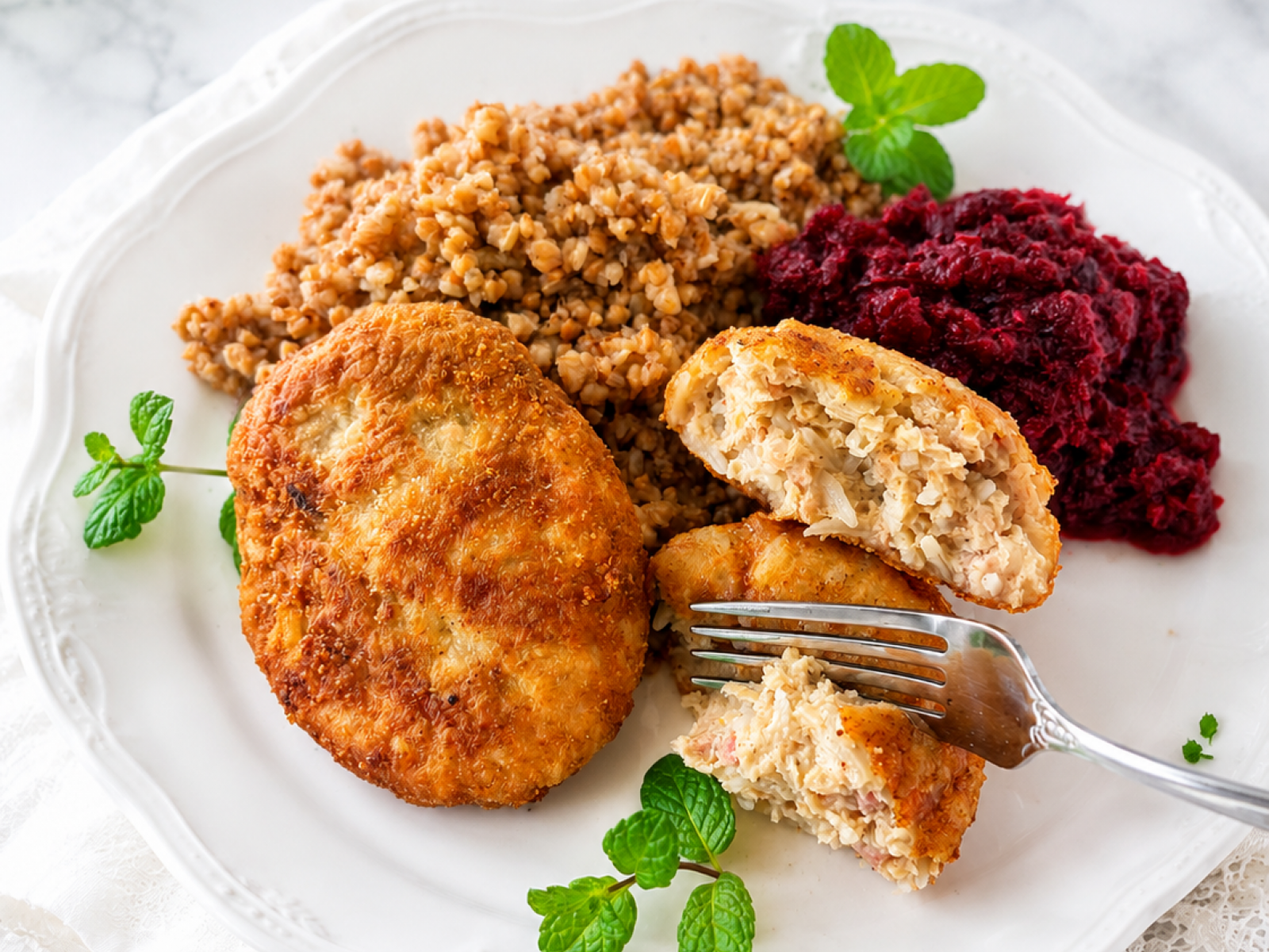 Kotlety mielone z kurczaka z ryżem — soczyste i delikatne