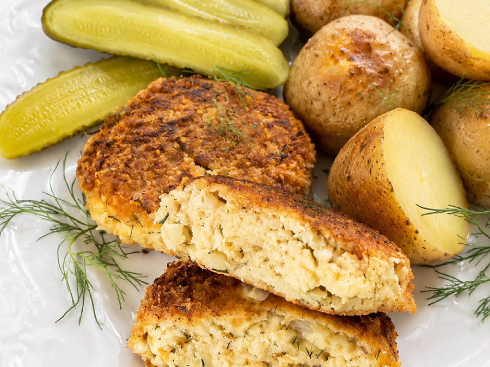 Kotlety z kalafiora z parmezanem i młodymi ziemniakami