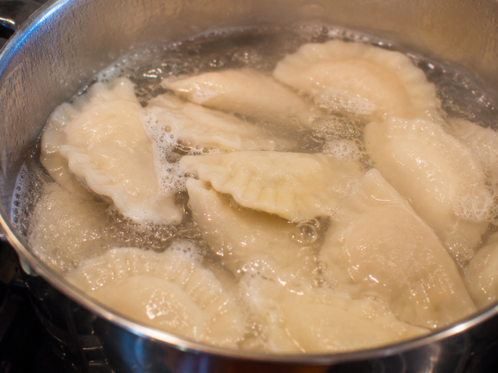 Pierogi rozklejają się podczas gotowania? 10 najczęstszych błędów