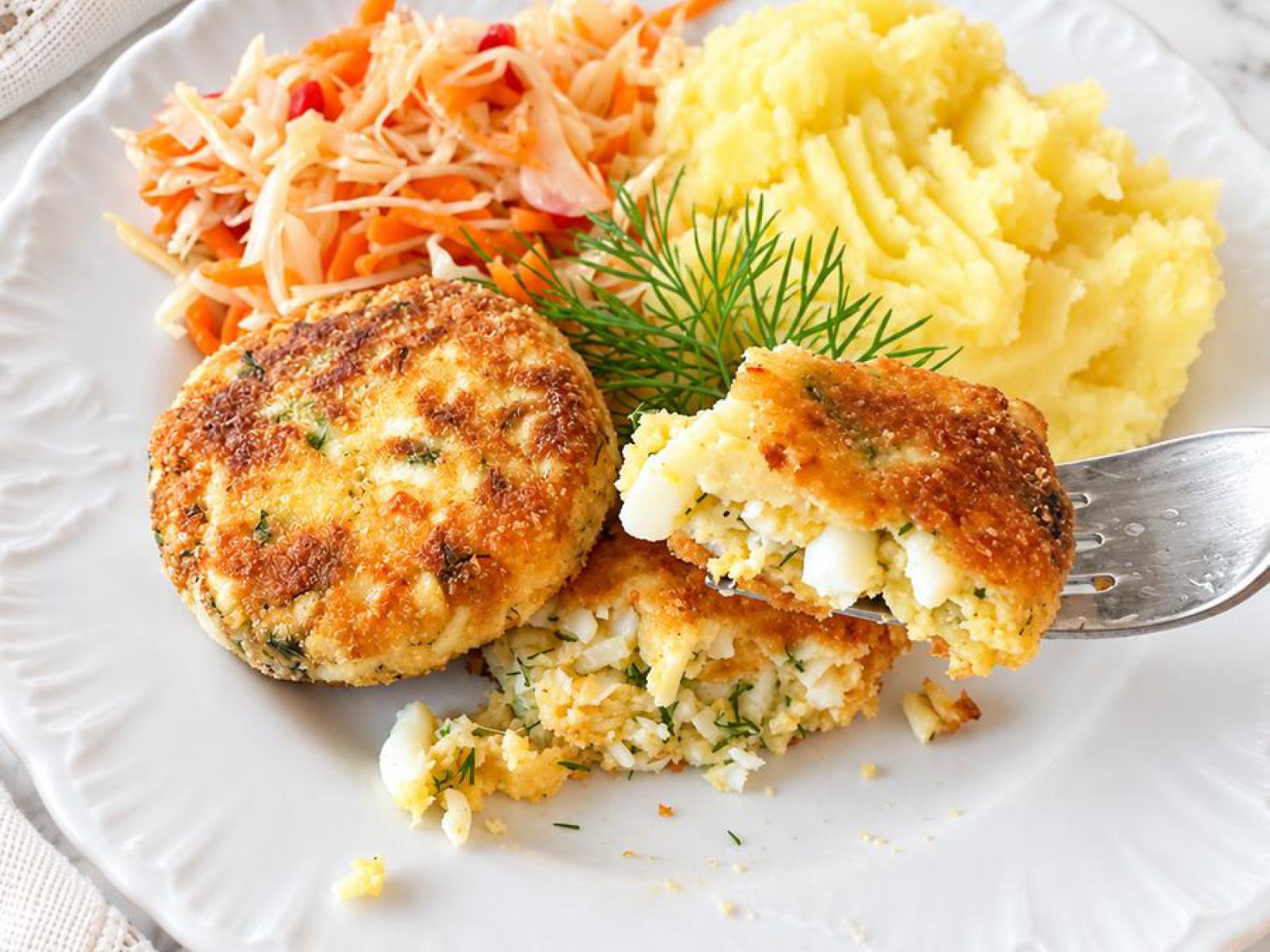 Kotlety jajeczne z mozzarellą i koperkiem – chrupiące i soczyste