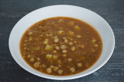 Sycąca zupa z ciecierzycą i soczewicą