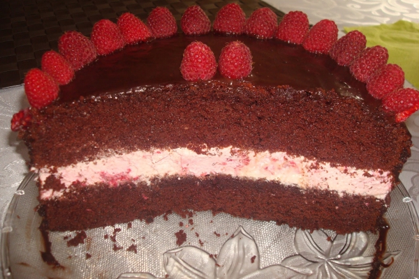 Tort czekoladowo – malinowy z bitą śmietaną