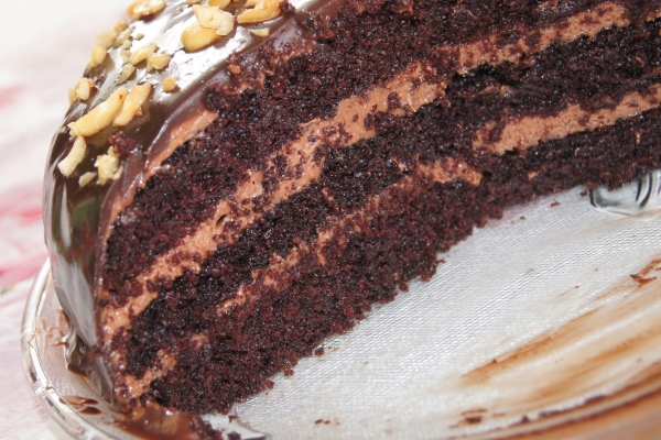 Tort czekoladowy z kremem nutellowym (na cieście czekoladowym)