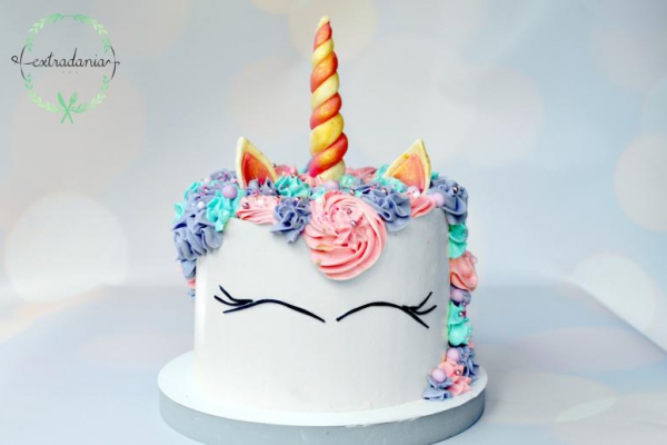 Rainbow cake – tęczowy tort jednorożec