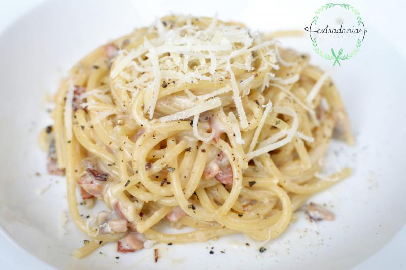 Spaghetti w sosie śmietanowym z szynką i pieczarkami