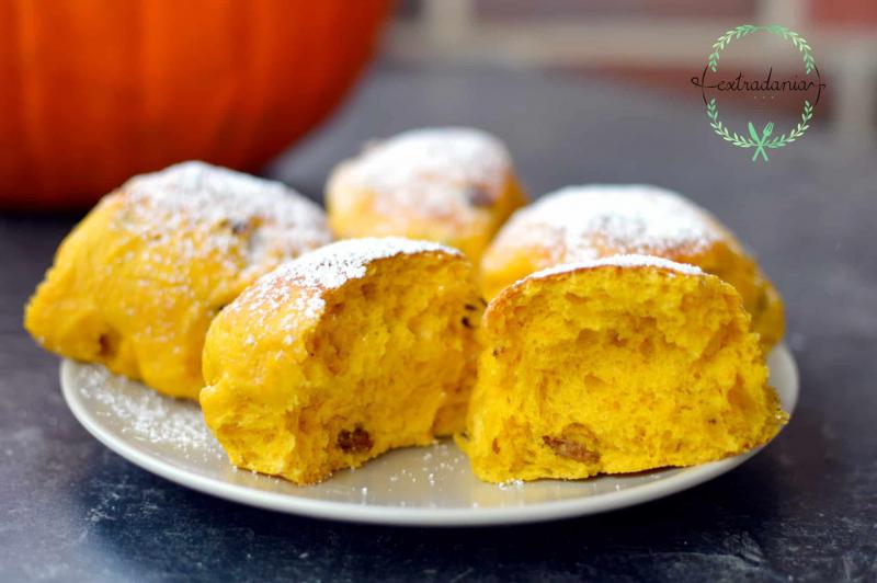 Bułeczki dyniowe z rodzynkami