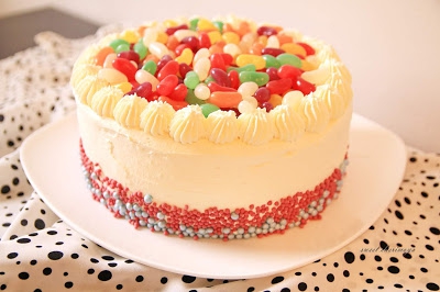 Urodzinowy tort ubrany w cukierki