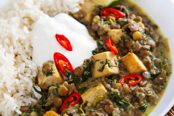 Zielone wege curry z soczewicą, szpinakiem i tofu [PRZEPIS]