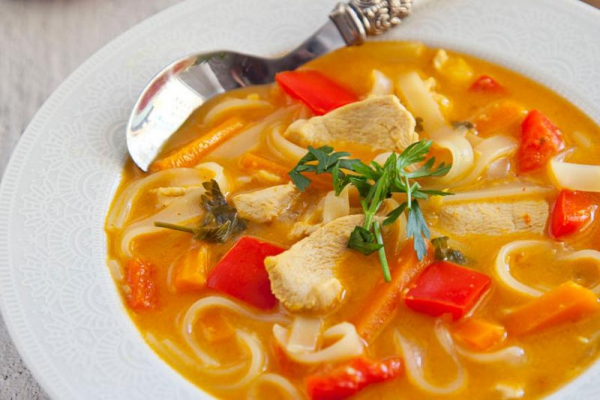 Tajska zupa z kurczakiem i makaronem ryżowym. Pyszna i rozgrzewająca. PRZEPIS