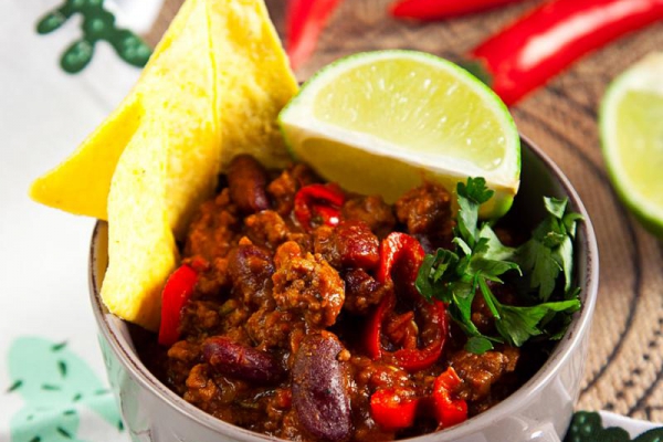 Słynny meksykański sos chilli con carne. Jeden dodatek sprawia, że nabiera charakteru. PRZEPIS