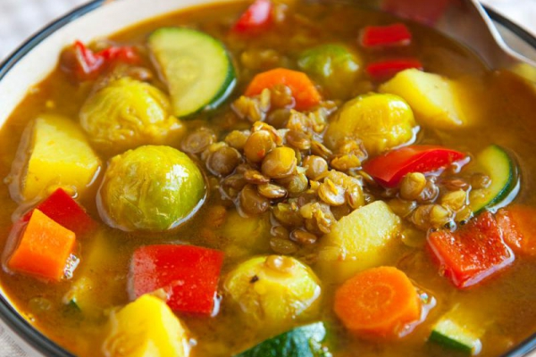 Rozgrzewająca i zdrowa wegańska zupa jarzynowa z soczewicą. PRZEPIS