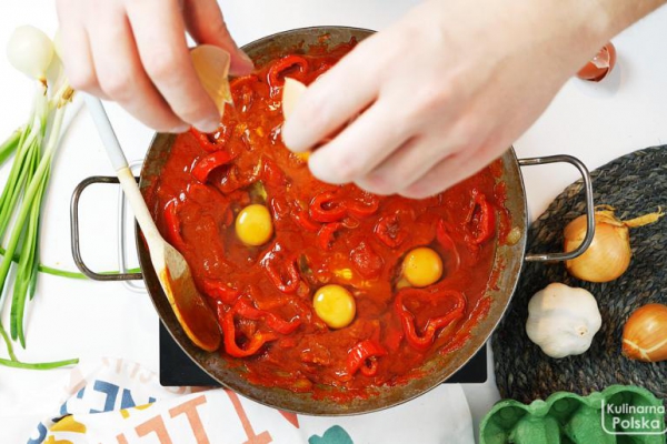 Jak zrobić szakszukę? Przepis na słynne jajka w pomidorach. WIDEO