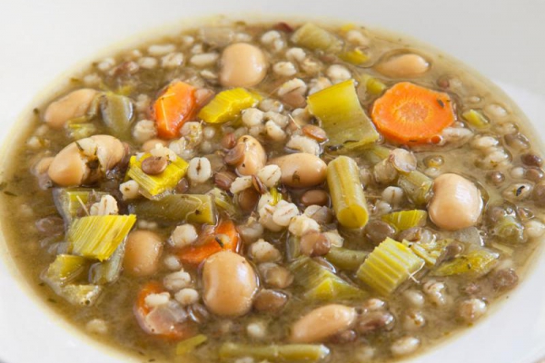Krupnik sposobem włoskim. Bardzo pożywna i zdrowa zupa z zaskakującymi składnikami. PRZEPIS