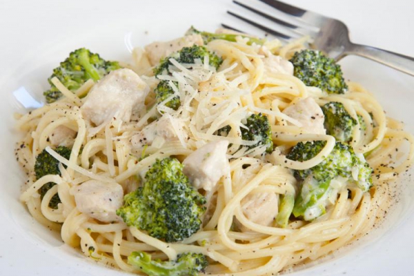 Talerz pysznego spaghetti z kurczakiem i brokułami w mniej niż 20 minut. Będziesz zachwycona. PRZEPIS