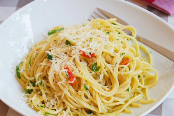 Słynne spaghetti olio aglio peperoncino. Najlepsze na upalne dni. PRZEPIS