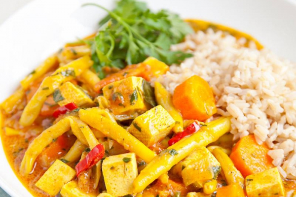 Wegańskie curry z tofu i fasolką szparagową. PRZEPIS