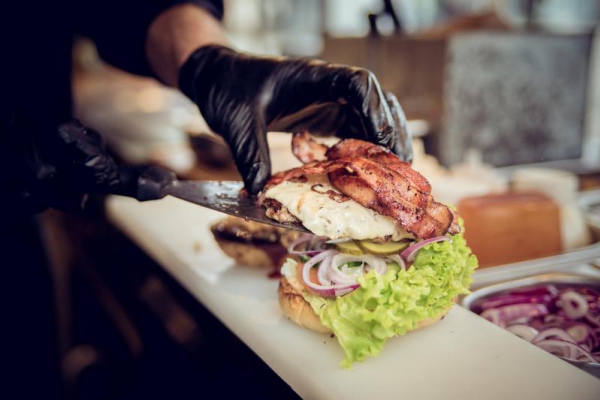 Czy obecnie można pójść do restauracji? Tak, ale tylko z maseczką. Jedzenie na ulicy? Praktycznie niemożliwe