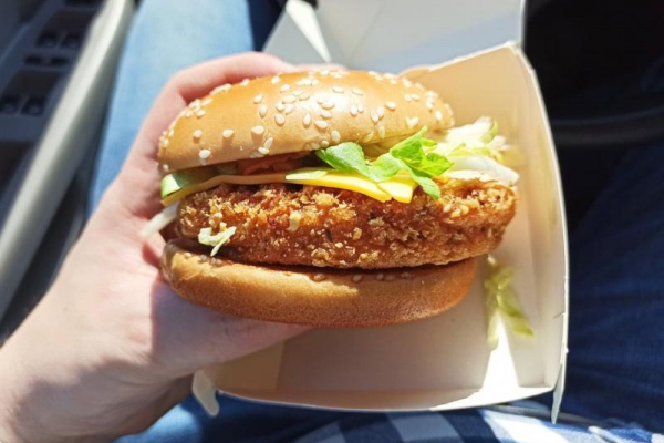 McDonald’s zauważył, że Polacy jedzą mniej mięsa. Burger warzywny od teraz na stałe w menu