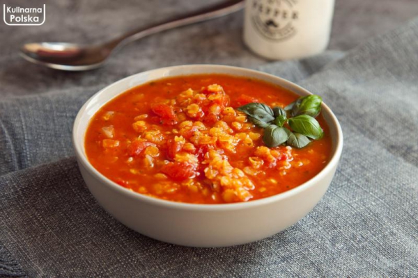 Wegańska zupa pomidorowa z soczewicą. Bardzo łatwa i szybka w przygotowaniu. PRZEPIS