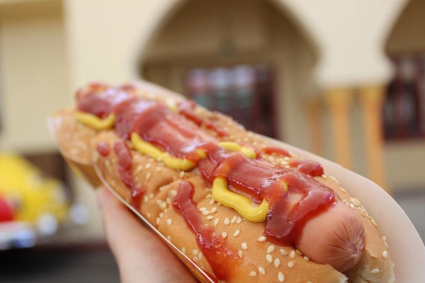 Naukowcy policzyli, że jeden hot-dog to zdrowe życie krótsze o 36 minut. Są też produkty, które je wydłużają
