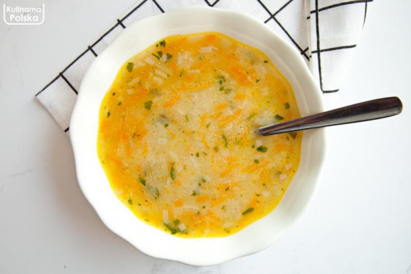 Rosół z kaszą manną. Wspomnienie ze stołówki, zrobiony w domu jest pyszną i pożywną zupą. PRZEPIS