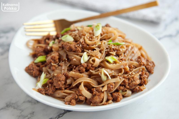 Makaron ryżowy z mięsem mielonym. Pyszne danie azjatyckie, które przygotujesz już w 15 minut. PRZEPIS