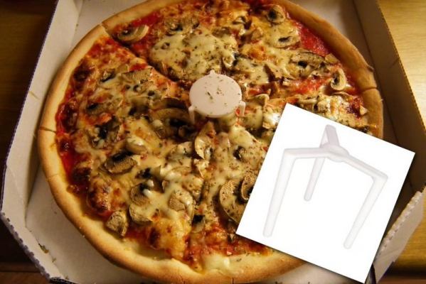 Plastikowy „stolik” w pudełku z pizzą jest opatentowany i ma bardzo ważne zadanie. Do czego naprawdę służy?