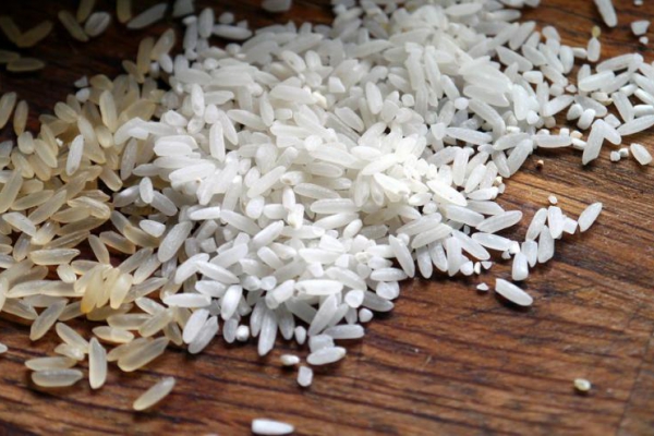 Ryż parboiled. Co oznacza to określenie na opakowaniu? Nie chodzi o odmianę, a sposób produkcji