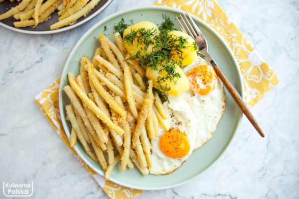 Fasolka szparagowa z bułką tartą, jajka sadzone i ziemniaki. Letni obiad, który uwielbiamy. PRZEPIS