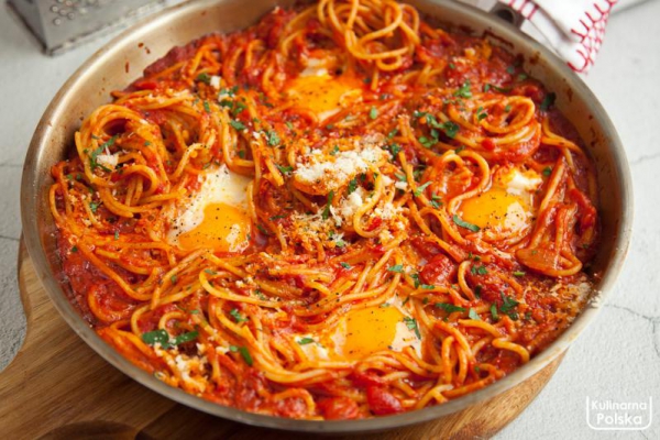 Spaghetti z pomidorami i jajkami. Przepyszne, gdy półpłynne żółtka mieszają się z sosem. PRZEPIS