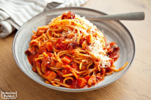 Pasta all’Amatriciana. Klasyczny włoski sos do makaronu z pomidorami i boczkiem. PRZEPIS
