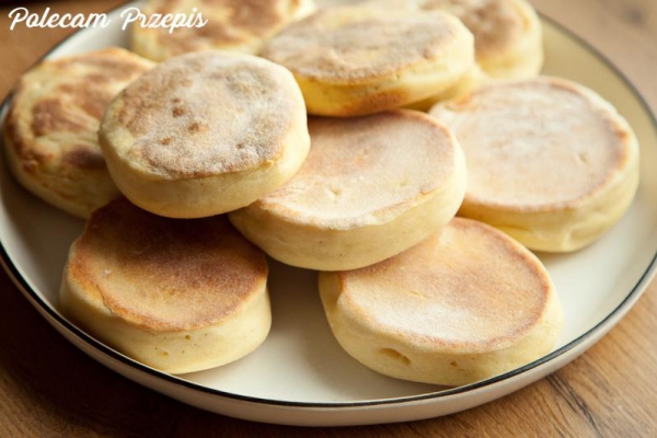 Bułeczki z patelni. Przepis na angielskie muffiny