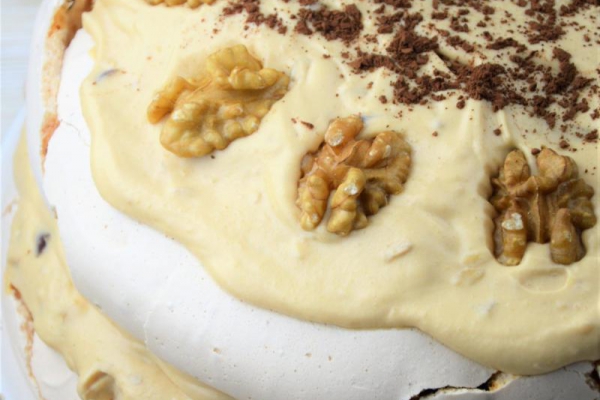 Tort Dacquoise, czyli tort bezowy z masą kajmakową, daktylami i orzechami