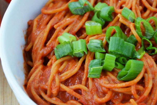 Spaghetti z sosem z pieczonej papryki i masła orzechowego – wegańskie i nieziemsko pyszne