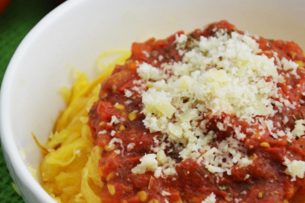 Spaghetti z dyni makaronowej z sosem pomidorowym i parmezanem