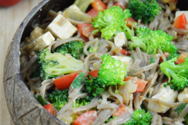 Wegański makaron soba z brokułami i tofu w sosie orzechowym – przepyszny obiad w 10 minut