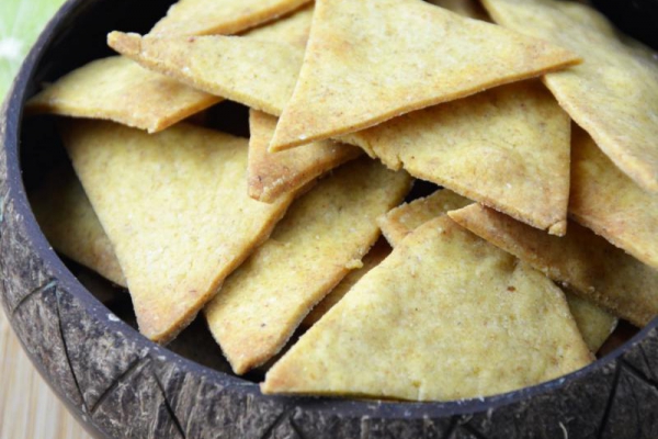 Chrupiące pieczone nachos z guacamole – idealna przekąska na imprezę lub wieczór