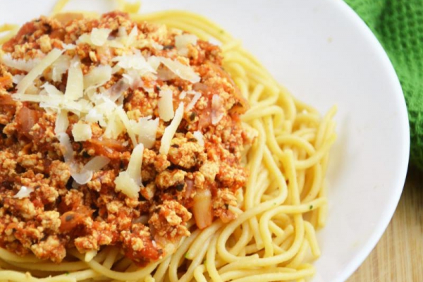 Wegańskie spaghetti bolognese – lekkie i aromatyczne