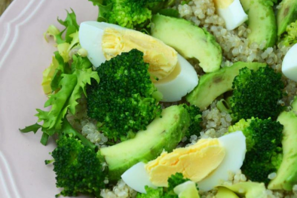 Sałatka z komosą ryżową, brokułami, jajkami i awokado – pyszna, zdrowa i zielona