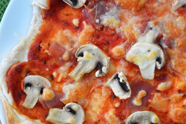 Domowa cieniutka pizza pieczona na kamieniu – idealna celebracja Dnia Pizzy