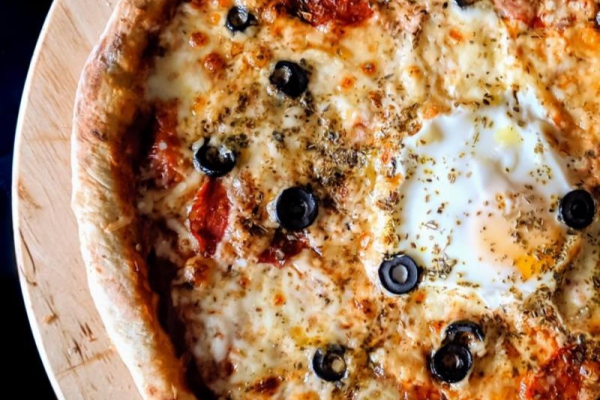 Co to znaczy prawdziwa włoska pizza? Czy pizza musi być okrągła? Czy włoska pizza jest zawsze na cienkim spodzie?