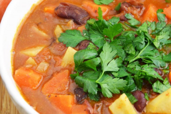 Meksykańska zupa z czerwonej fasoli – wegańska, łatwa i szybka