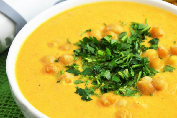 Wegańska i prosta zupa krem z pieczonych marchewek i ciecierzycy – czyli zupa hummusowa