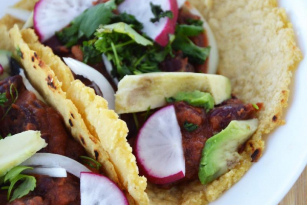 Wegańskie tacos z fasolą i awokado – pikantne, łatwe i pyszne