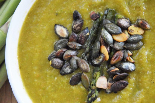 Zupa krem ze szparagów zielonych pieczonych z solą wędzoną – wegański, najłatwiejszy i najlepszy krem szparagowy